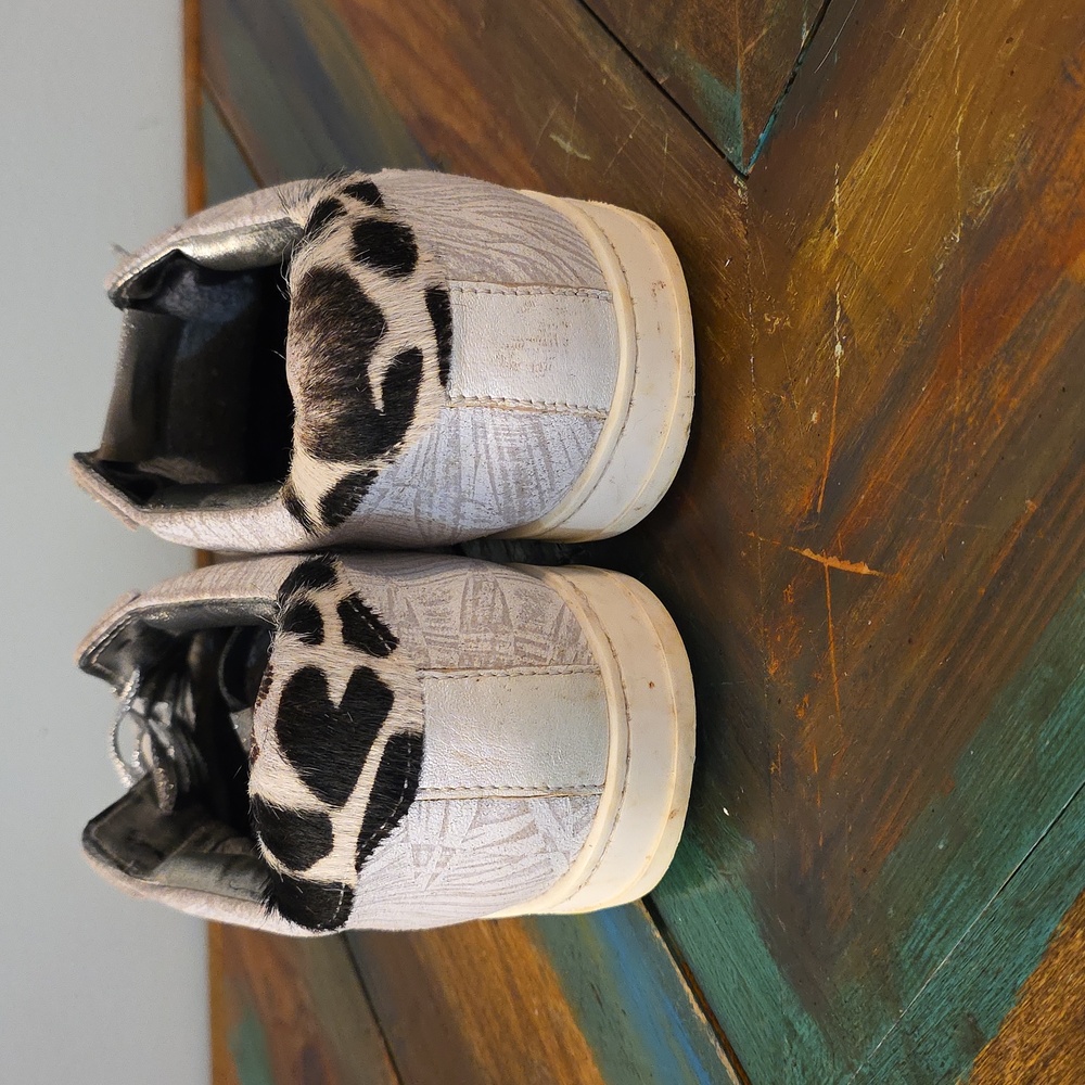 P448 John-W Dusty Giraffe Animal Back Tab Gray White Size 39- 9 Sneaker - Picture 4 of 11